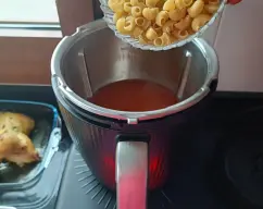 Step <p>Añada al vaso la pasta y programe el tiempo indicado en el paquete 100°C/?/vel 0.5. Vierta la pasta en una fuente y sirva con el pollo y las judías, espolvoreado con perejil picado.</p> illustration