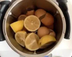 Step <p>Ponemos los 2 limones cortados a la mitad, colocamos la tapa con su cubilete, programamos 8 segundos/velocidad 8.</p> illustration