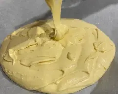 Step <p>A continuación se añade la harina, la levadura y una pizca de sal, se programa 10 seg. vel. 2 . mientras cogemos o un molde grande rectangular, o la fuente del horno y le ponemos papel de horno. Cuando acabe rematar la mezcla dando unas vueltas envolventes y suaves con la espátula.</p> illustration