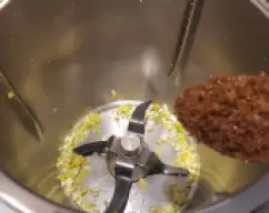 Step <p>Coloque la piel del limón y el azúcar moscavado, programe 6 segundos y lleve a turbo subiendo la velocidad hasta que deje de sonar, espolvorear cada vasito con el crumble de limón y naranja.</p> illustration