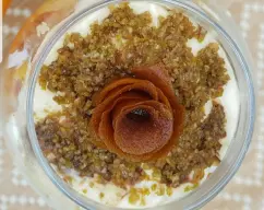 Step <p>Corte la piel de la naranja en espiral con un cuchillo afilado, en una pequeña olla poner la piel, el agua y 2 cucharadas de azúcar moscavada, caramelizar y al enfriar enrollar la piel en forma de flor y decorar el tiramisú.</p> illustration