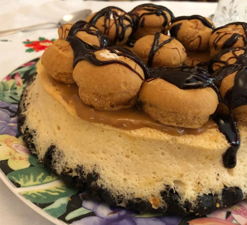 CHESSECAKE CASERO CON PROFITEROLES