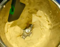 Step <p>Coloque la mariposa en las cuchillas. Ponga el huevo, las yemas y el azúcar en el vaso y bata 6 min/vel 4.</p> illustration