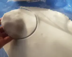 Step <p>Divida el fondant en 4 bolas de aprox. 10-15 g y, con un rodillo, extienda cada una hasta que tengan aprox. 1 mm de grosor (no tienen que quedar redondos). Colóquelos sobre cada bombón previamente perforados con un palillo y deles forma de fantasma.</p><p><br><br><br><br><br><br><br><br><br /><br /><br /><br /><br /><br /><br /><br />
</p><p><br></p> illustration