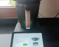 Step <p>Ponga en el vaso el tomate, el agua, 1 cucharadita de sal, el azúcar, la pastilla de caldo (opcional) y 1-2 pellizcos de pimienta. Sitúe el Varoma en su posición e inicie 20 min/Varoma/vel 2.</p> illustration