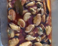 Step <p>mezclamos el escabeche con los mejillones que teníamos limpios y en el recipiente en el que queremos guardarlos y cuando enfríe los metemos en la nevera un mínimo de 12 horas, pero podemos conservarlos asi en un recipiente hermético y en el frigorífico durante 4 o 5 días<br></p> illustration