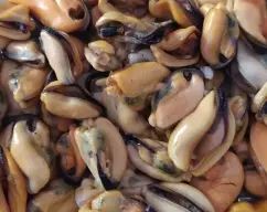 Step <p>cuando los mejillones se van abriendo los vamos retirando del varoma y les vamos sacando la carne y " la cuerda" para que al comerlos no nos la encontremos y no sea desagradable <br></p> illustration