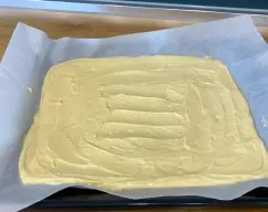 Step <p>Verter en el molde, dar un par de golpes sobre la encimera para quitar aire de la mezcla y estirar con la espátula.</p><p>Meter al horno sobe 15 minutos, ahí tendremos control de ella ya que cada horno es diferente, en cuanto se observe dorada y con agujeritos la quitamos.</p> illustration