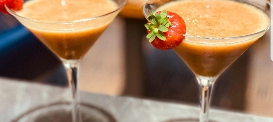 "Receta fácil y veraniega con Thermomix® Tiempo de Cocteles :Coctel de vino rosa, fresa y maracuya"