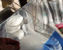 Step <p>Dibujamos en las hojas de arroz 4 circulos cortamos con la forma de una taza o envase redondo, en este caso solo voy a preparar 4 fantasmas.</p> illustration