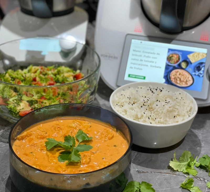 MENU COMPLETO TM6+FRIENDS: Menú: Ensalada de brócoli. Pollo con salsa de tomate y mascarpone.