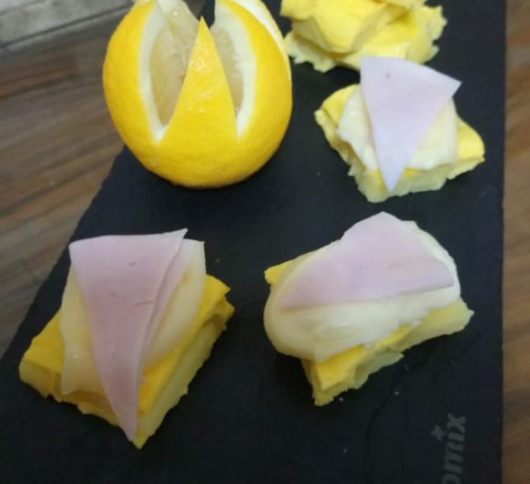 Frittata al vapor con salmón ahumado y guisantes