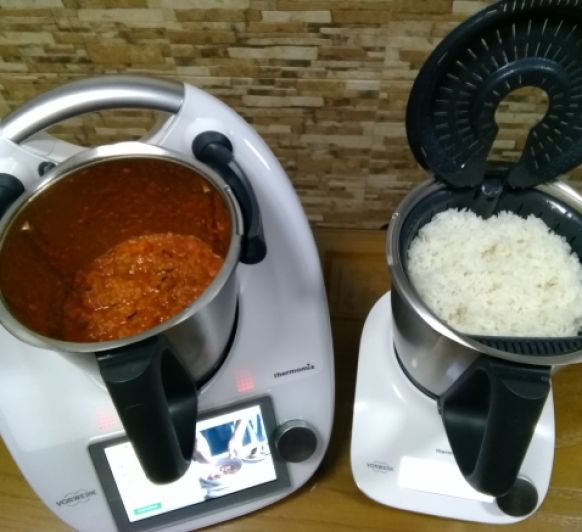 Menú: Pisto con arroz y huevos. Peras con chocolate
