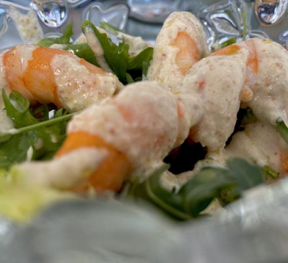 Ensalada de langostinos con salsa de almendras y langostinos